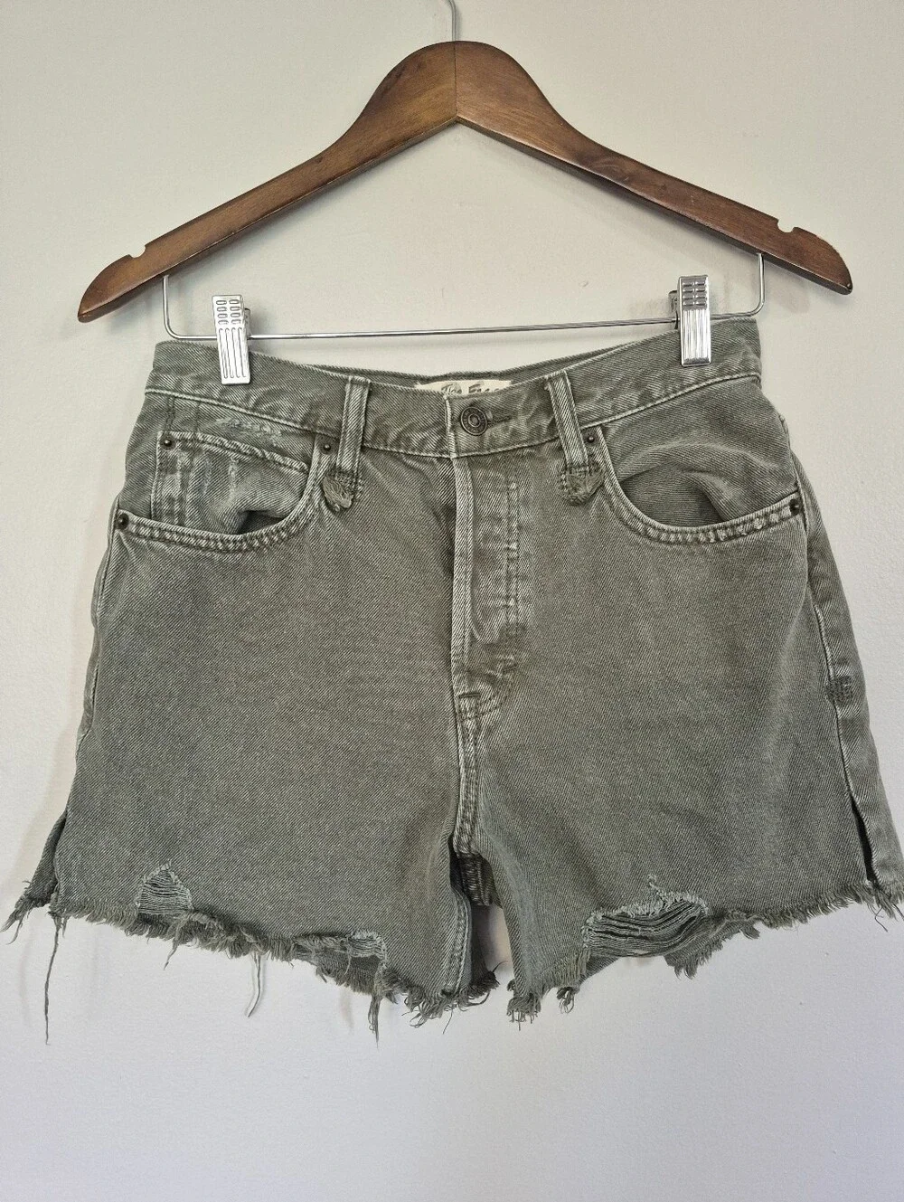 We The Free Free People Button Fly Distressed Denim Shorts 4" Size 26 - Picture 3 of 12